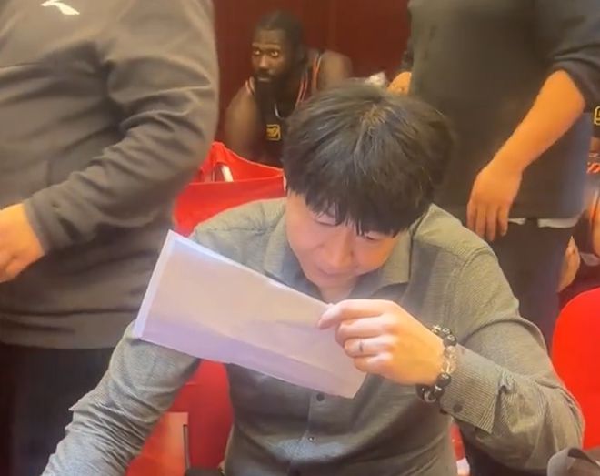 沉沉邱彪不满最后攻守+鼓舞全队惜败山西更衣室！全员低头死气(图2)