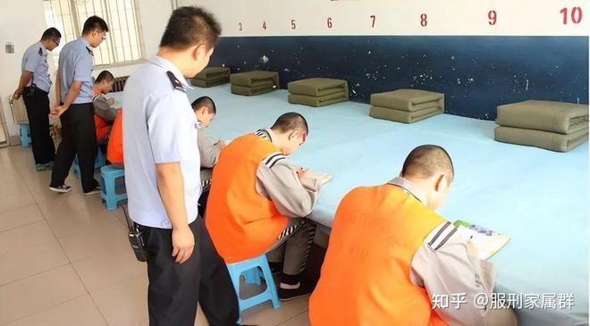 开监禁生活的真实面貌看守所的“住”：揭(图2)